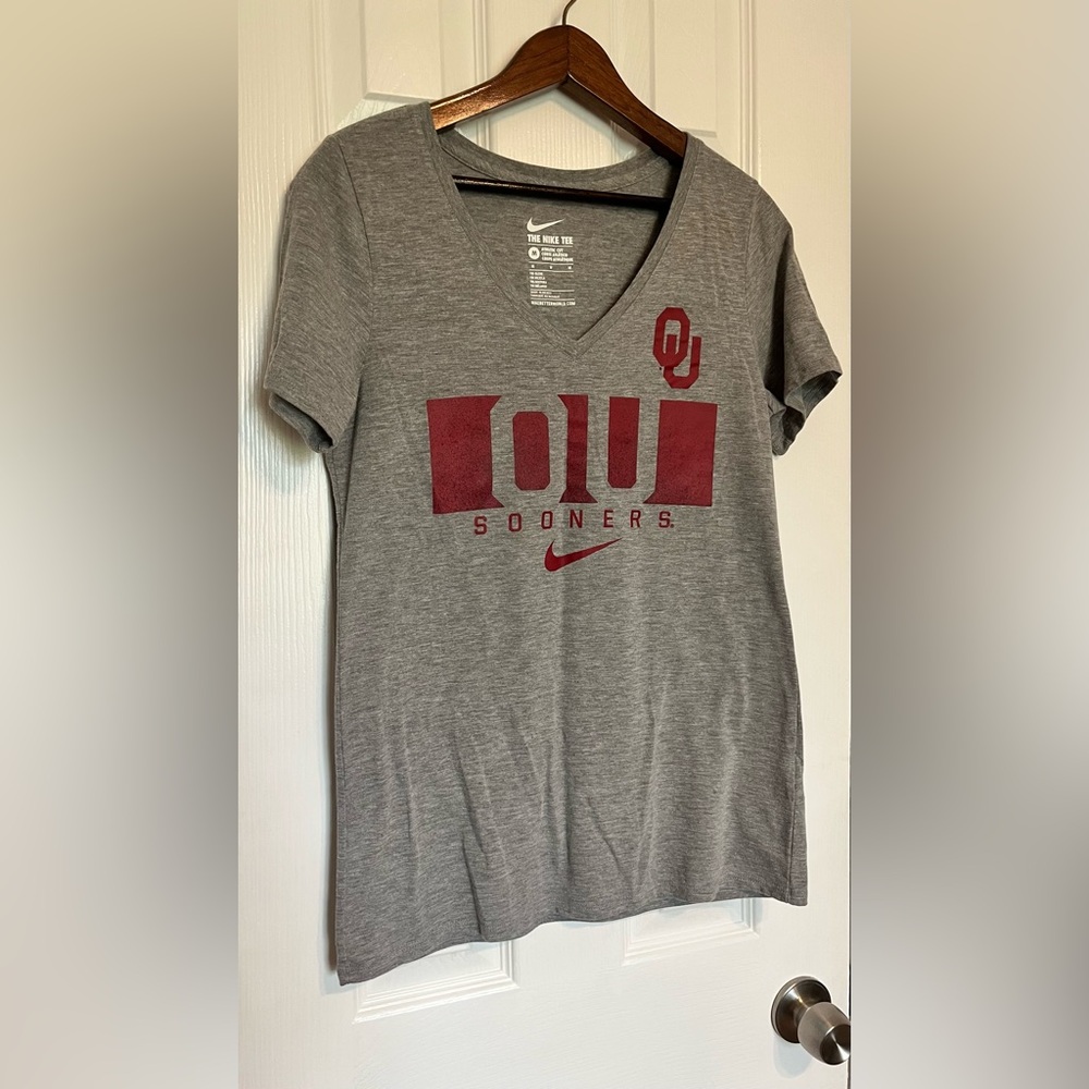 Nike Women’s‎ Gray and Red V Neck Oklahoma Sooners Tee